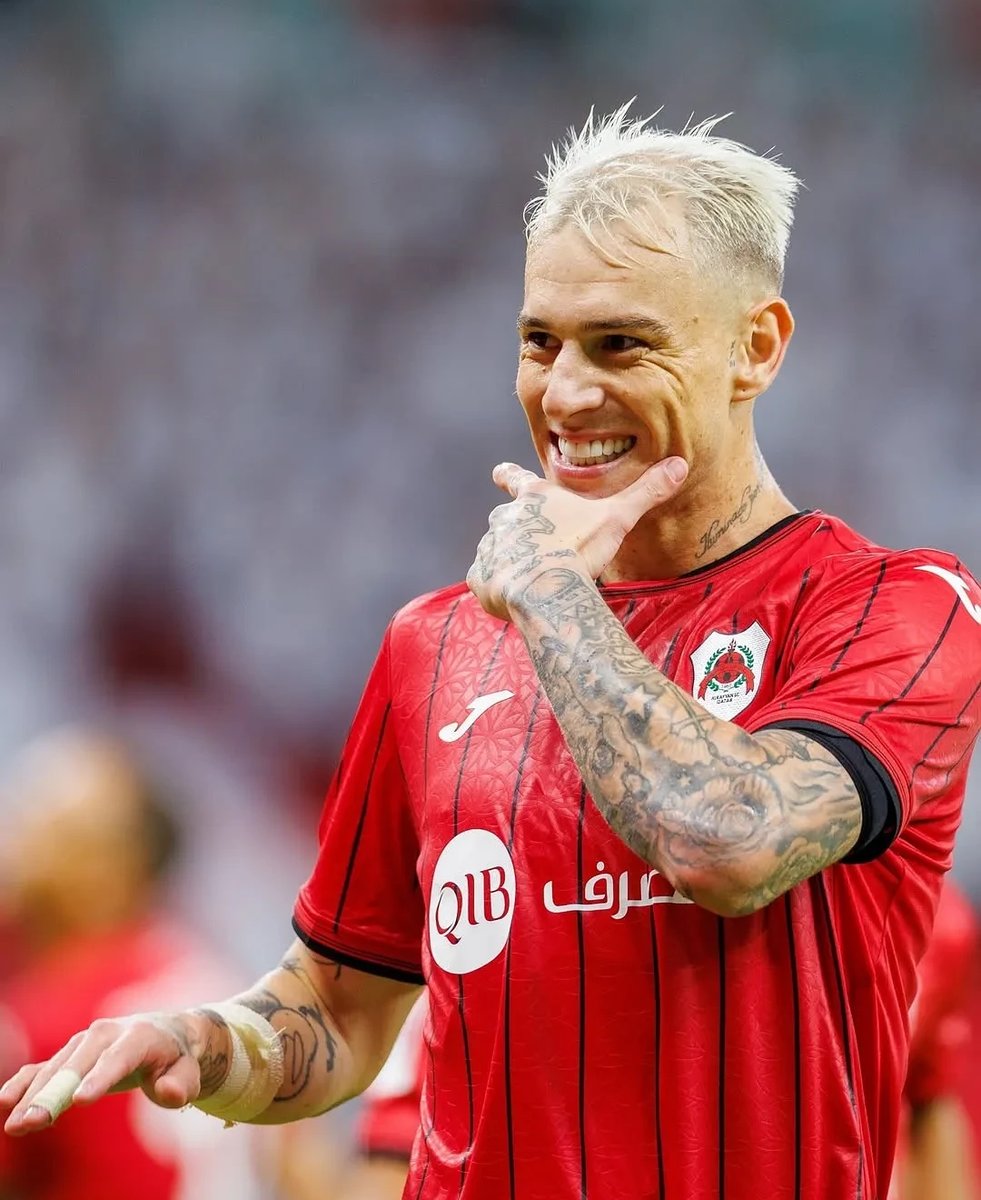 足球明星展现出色表现，球迷热情不减的简单介绍