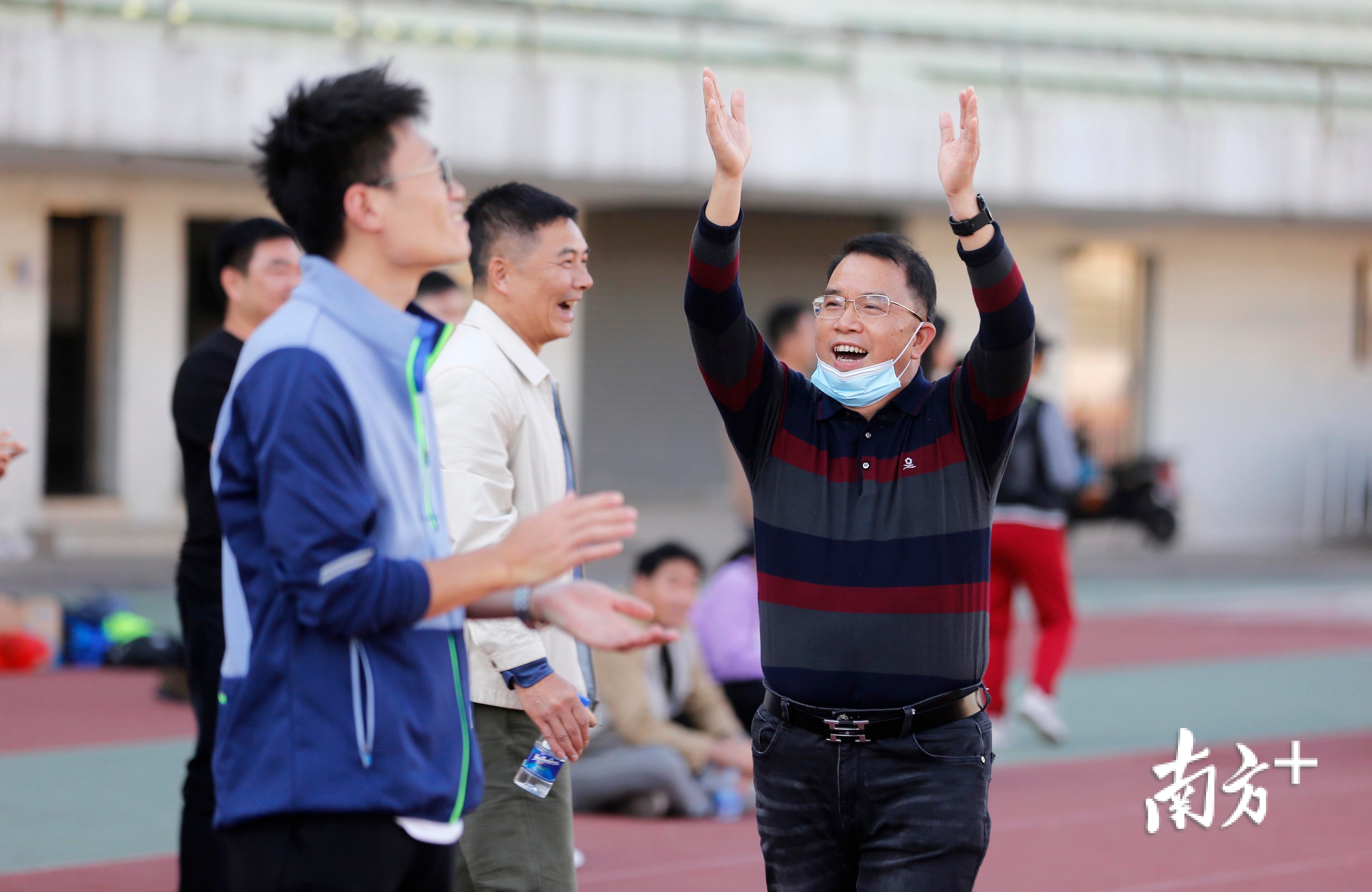 足球比赛中的精彩表现引发观众欢呼